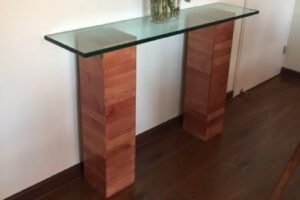 Arrimo Minimalista con Cubierta de Vidrio y Patas de Madera Maciza