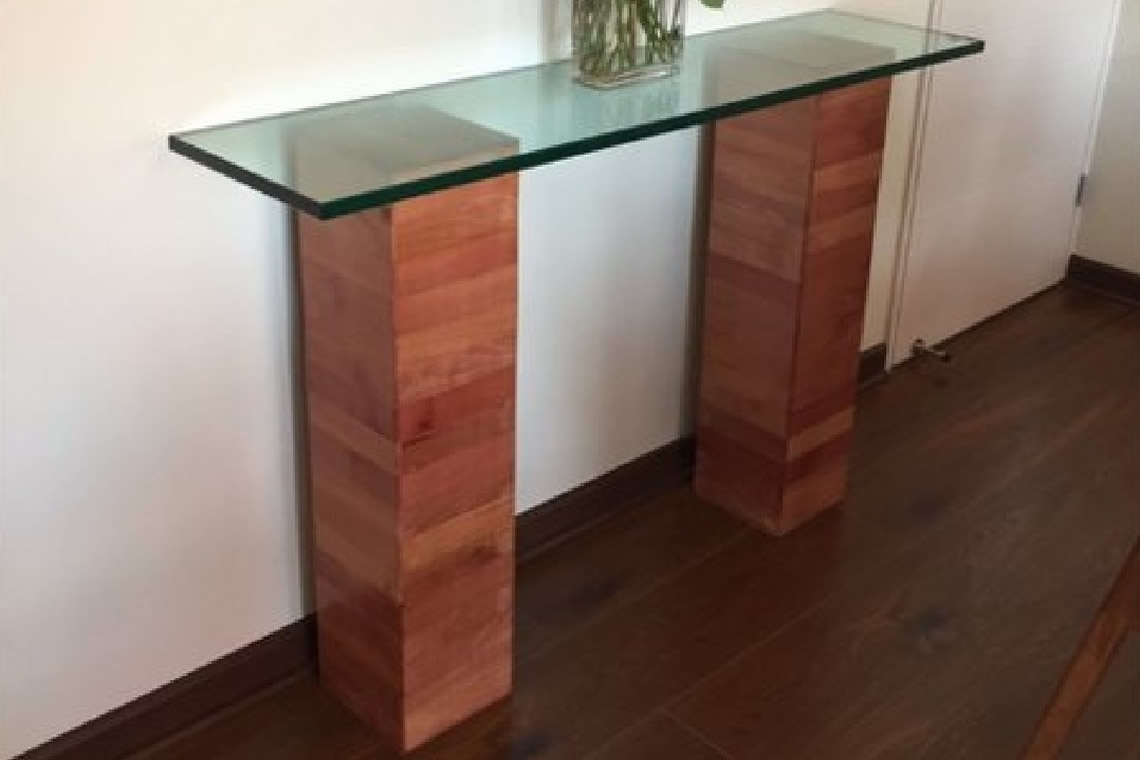 Arrimo Minimalista con Cubierta de Vidrio y Patas de Madera Maciza