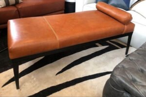 Banqueta Estilo Lounge con Rulo y Tapizado en Cuero
