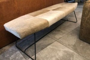 Banco Tapizado en Piel de Tonos Naturales con Base de Fierro