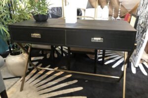 Arrimo Elegante en Cuero Oscuro con Cajones y Base Dorada