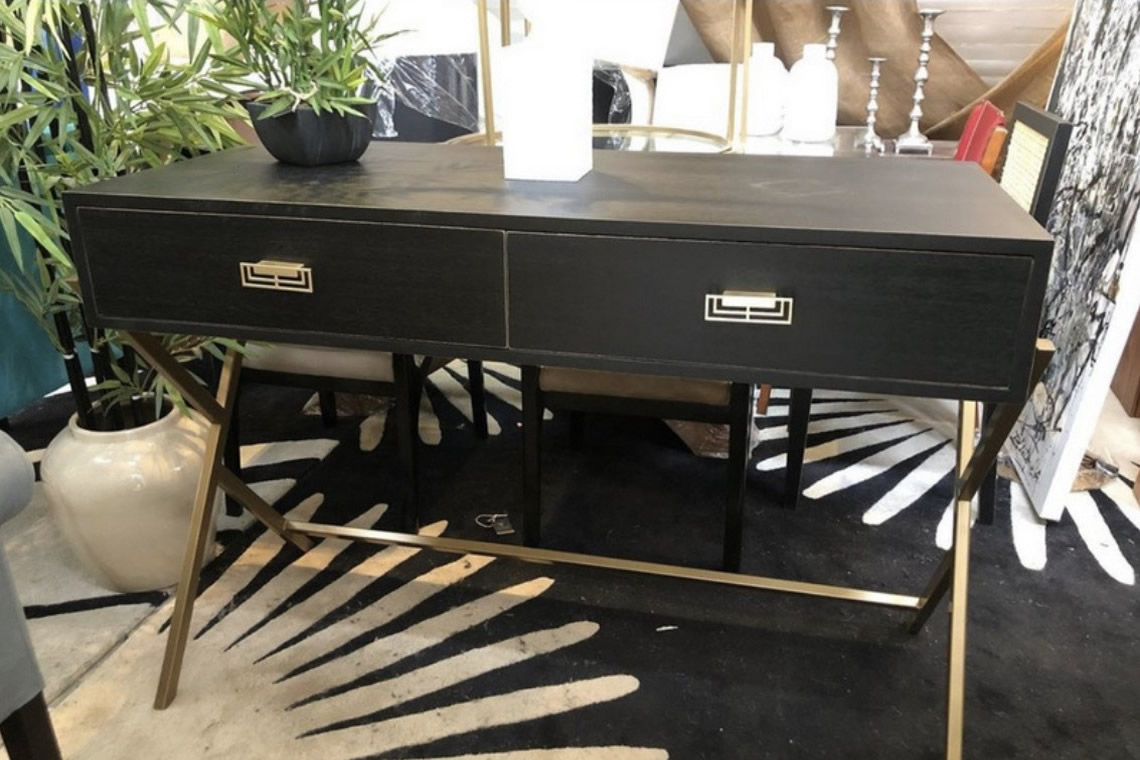 Arrimo Elegante en Cuero Oscuro con Cajones y Base Dorada