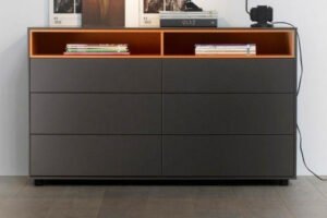 Cómoda Moderna con Cajones Lisos y Compartimentos Abiertos – Estilo Minimalista