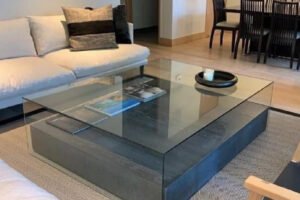 Mesa de Centro con Base Negra y Cubierta de Vidrio – Diseño Minimalista