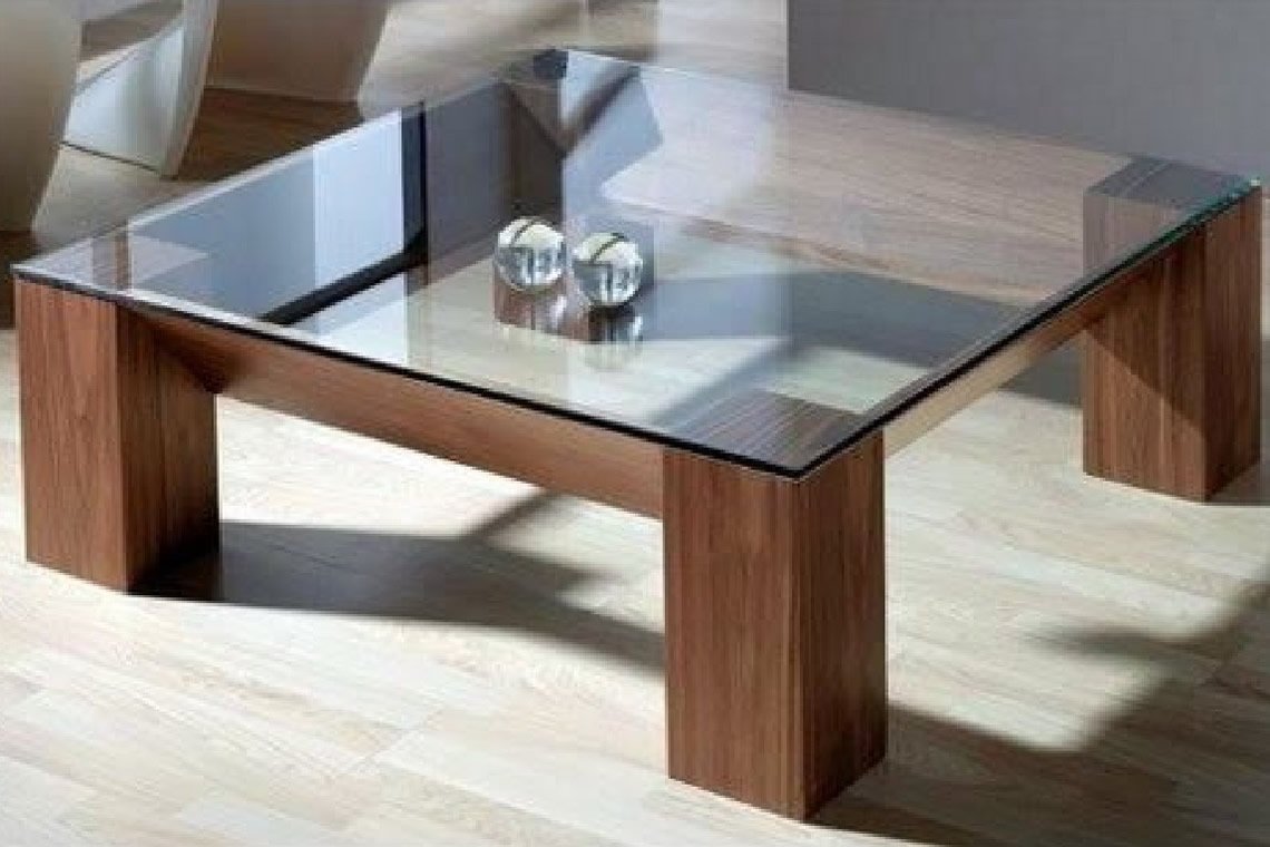 Mesa de Centro Moderna con Cubierta de Vidrio y Patas de Madera Anchas