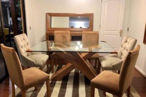 Mesa de Comedor Rectangular con Cubierta de Vidrio y Base Cruzada de Madera Natural