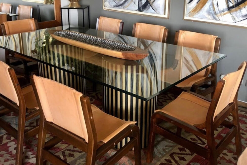 Mesa de Comedor Moderna con Base Estriada Negro & Dorado