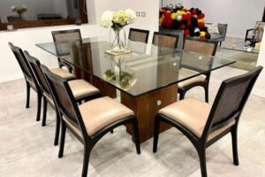 Mesa de Comedor Clásica con Base de Madera Doble y Cubierta de Cristal