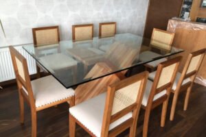 Mesa de Comedor con Base Esculpida y Cubierta de Vidrio Transparente