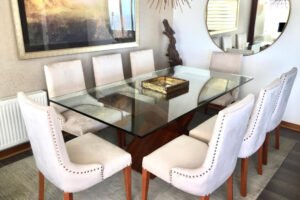 Mesa de Comedor con Base en Columnas Geométricas y Vidrio Superior
