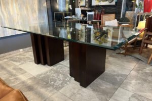 Mesa de Comedor Elegante con Base Oscura de Diseño Moderno