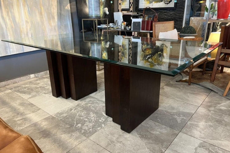 Mesa de Comedor Elegante con Base Oscura de Diseño Moderno
