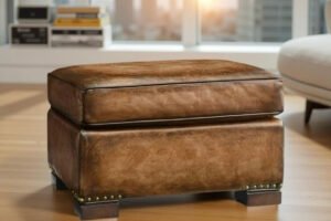 Ottoman Vintage en Piel Envejecida con Detalles de Tachuelas