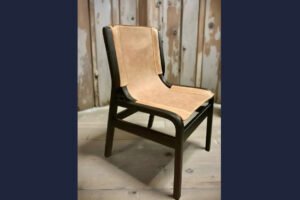 Silla Sling de Cuero y Madera Oscura – Estilo Mid-Century