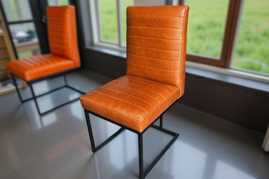 Silla Moderna de Piel Naranja y Base Metálica Negra