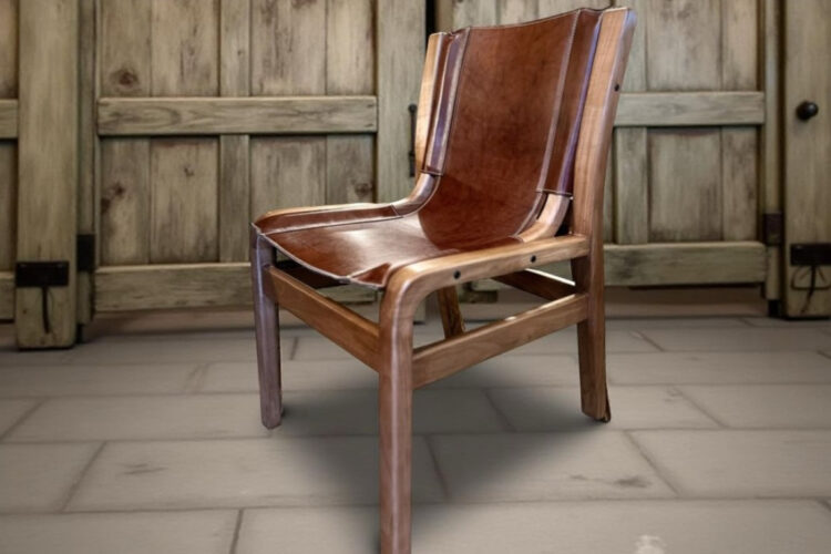 Silla Sling de Cuero Pulido y Madera Natural