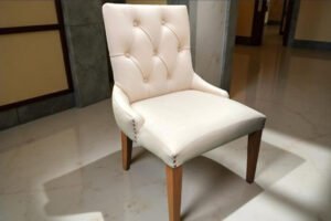 Silla Acolchonada con Tapiz Capitoné en Color Marfil