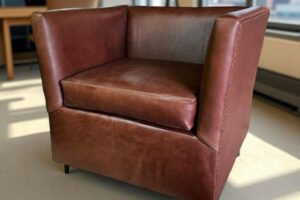 Sillón Club Moderno en Piel Marrón Oscuro