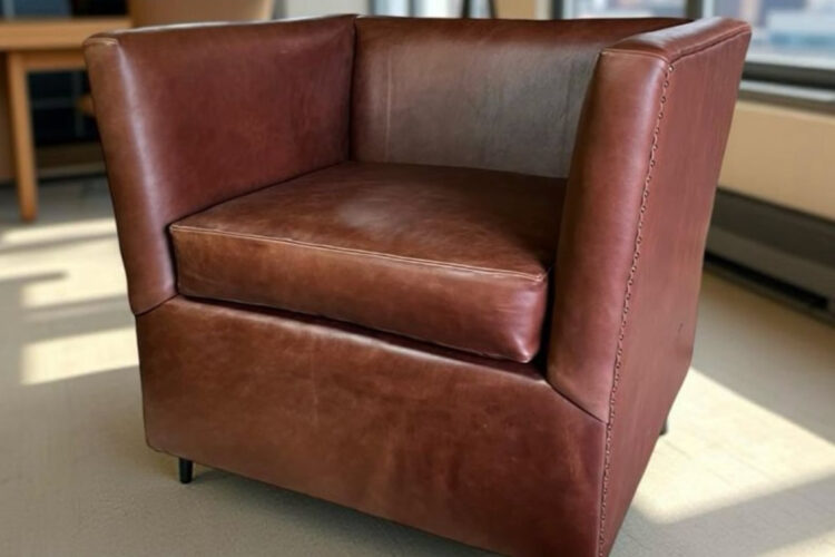 Sillón Club Moderno en Piel Marrón Oscuro