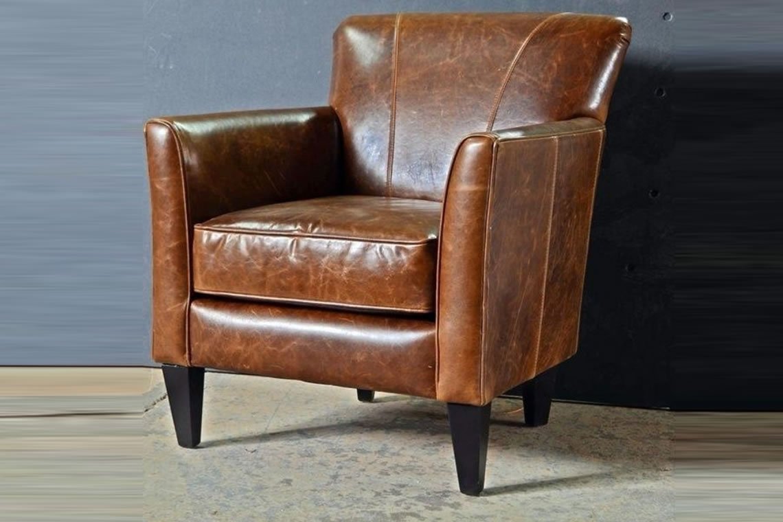 Sillón de Cuero Estilo Mid-Century con Patas Cónicas