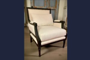 Sillón Clásico con Tapicería de Lino Blanco y Detalles en Madera Oscura