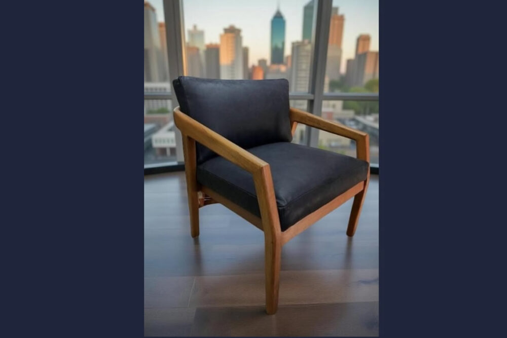 Sitial Mid-Century con Tapizado en Cuero Negro y Base de Madera Clara