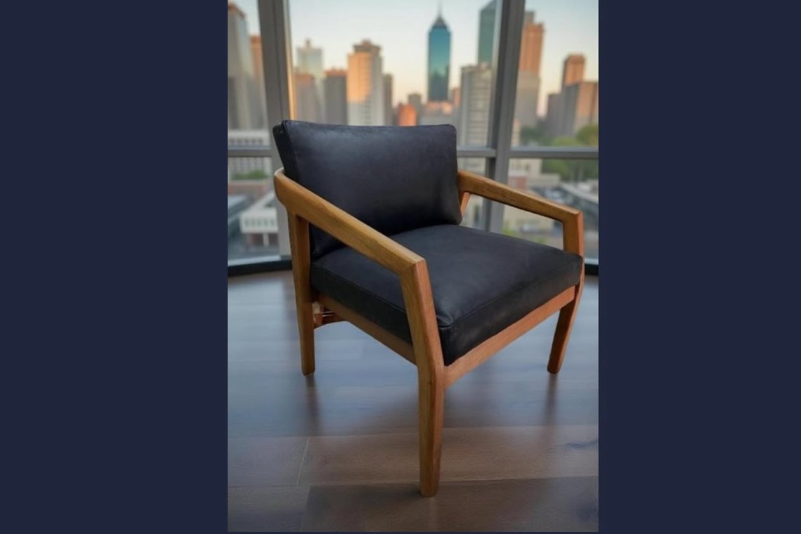 Sitial Mid-Century con Tapizado en Cuero Negro y Base de Madera Clara