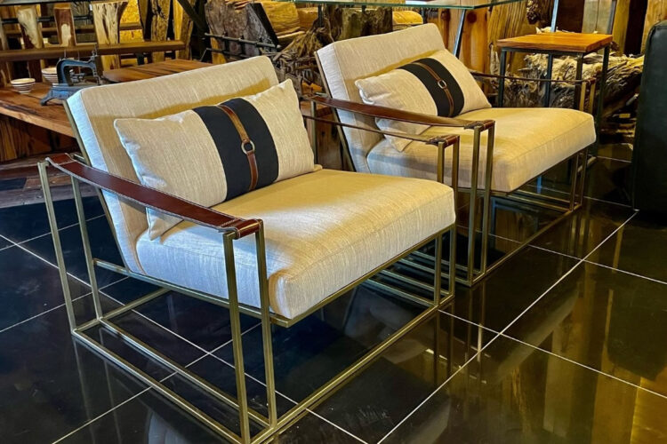 Set de Sitiales Contemporáneos con Base Dorada y Cojín Decorativo