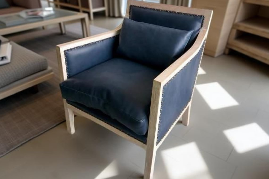 Sillón de Madera Natural con Tapizado Azul Marino y Remaches