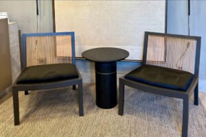 Set de Sitiales Contemporáneos con Respaldo de Varillas de Madera