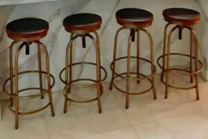Set de Taburetes Altos Giratorios de Estilo Industrial – Madera y Metal
