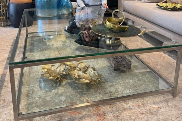 Mesa de Centro de Vidrio con Estructura Metálica Plateada