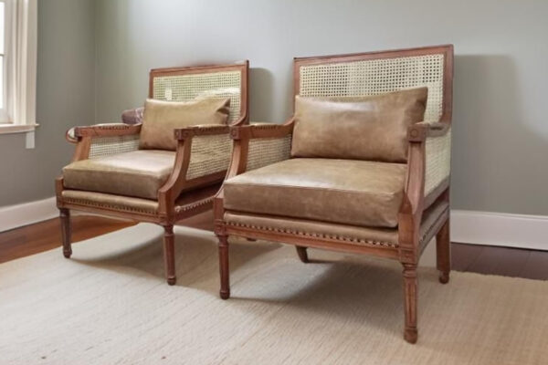 Sitiales Clásicos con Respaldo de Rejilla y Tapicería en Cuero Beige Sitiales Clásicos con Respaldo de Rejilla y Tapicería en Cuero Beige